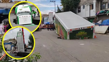 Camión refresquero atrapado en un socavón
