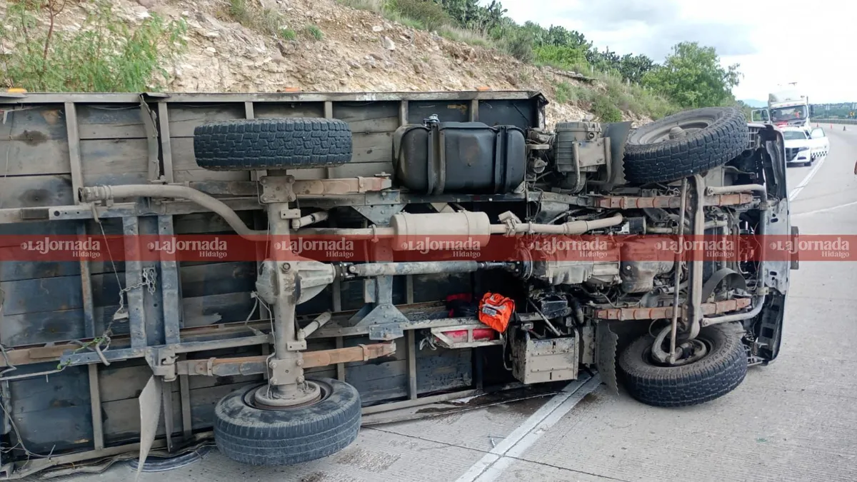 Arco Norte: vuelca camión de carga y genera gran derrame de pegamento