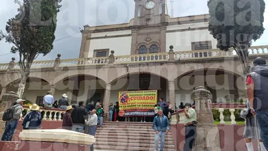 Manifestantes bloquean la presidencia municipal de Tepeji del Río.