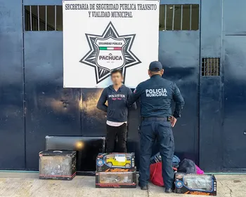Policías municipales de Pachuca realizan la detención de un presunto responsable de robo a vivienda en Santa Julia.