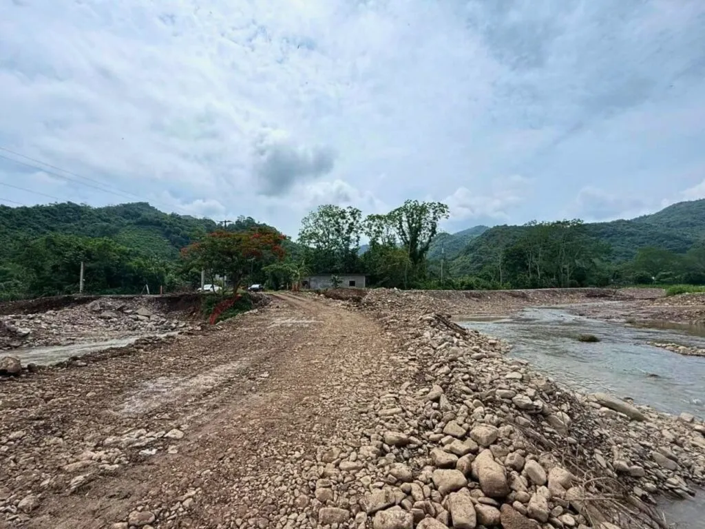 Crecidas de ríos fracturan pasos provisionales y la SIPDUS moviliza maquinaria pesada