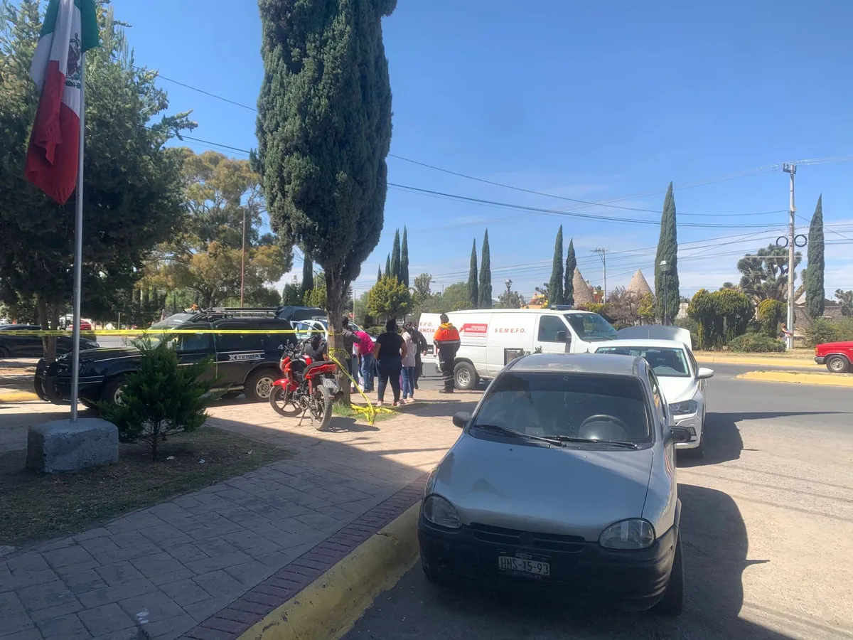 Fallece mujer en una banca; buscaba ser atendida en clínica de Tizayuca