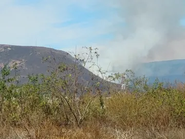 Operativo interinstitucional por incendio de hierba seca en Pachuca; autoridades mantienen monitoreo del siniestro.