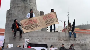 Protesta irrumpe en mitin de la UAEH y exhibe reclamos en Plaza Juárez