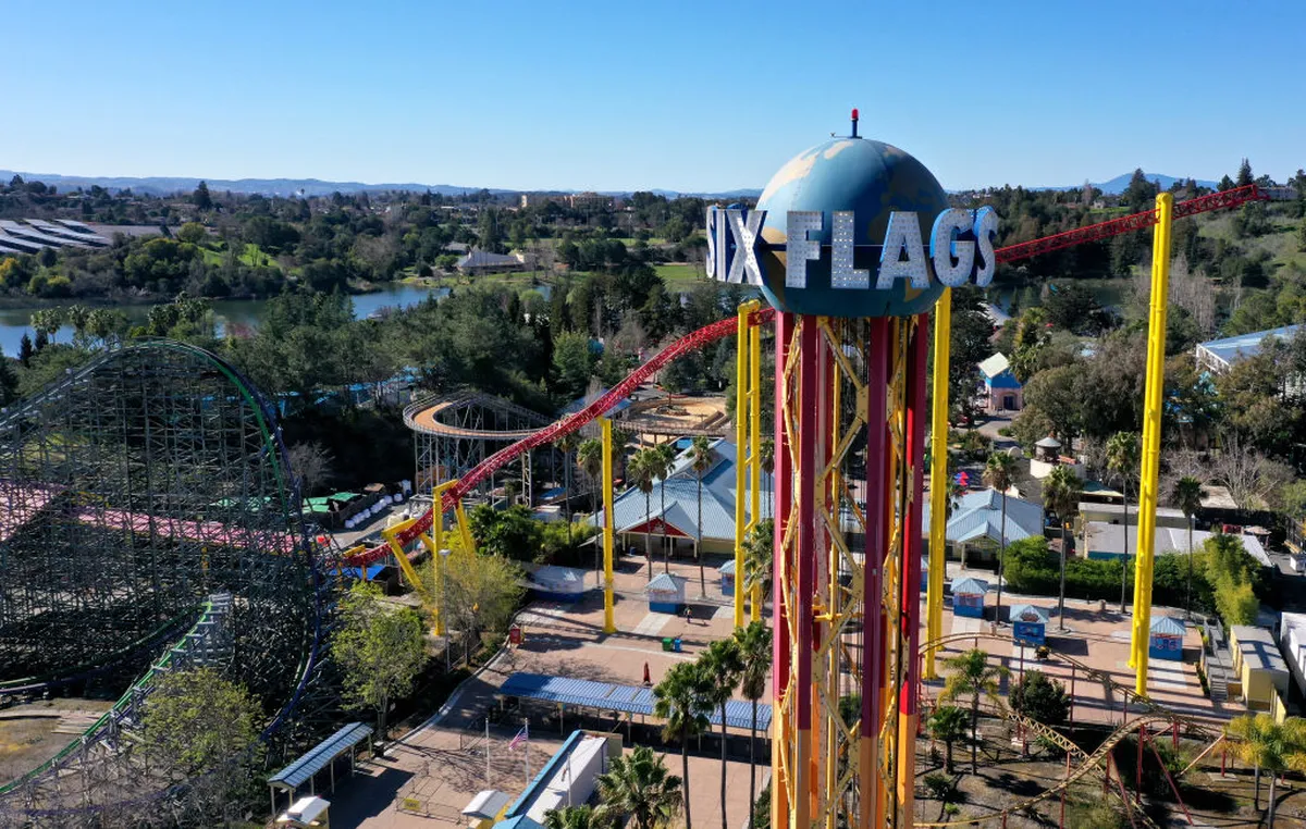 Six Flags enfrenta crisis y anuncia cierre de parques en Estados Unidos