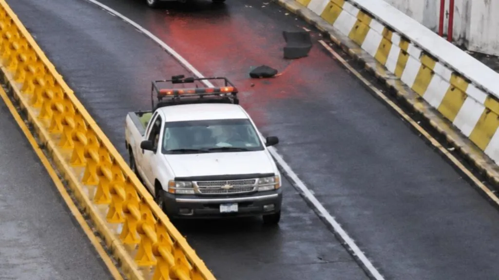 Caos vial en Pachuca tras derrame de carga en paso a desnivel