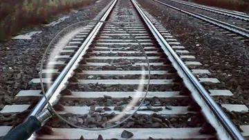 Vías del tren y lupa