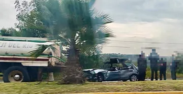 Choque entre auto y pipa deja un muerto
