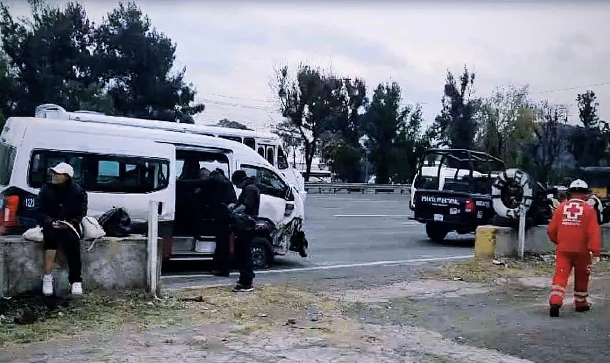 Autopista México-Pachuca: accidente de combi deja cinco lesionados