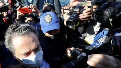 El ex director de Pemex, Emilio Lozoya, arriba al Centro de Justicia Penal Federal con sede en el Reclusorio Norte, para su audiencia con un juez de control, en la Ciudad de México, el 3 de noviembre de 2021. Foto Roberto García Ortiz