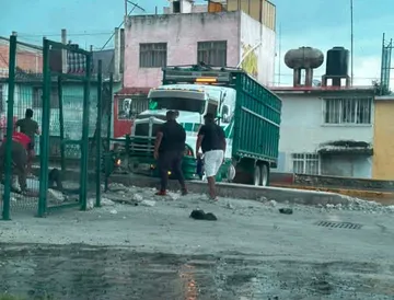 Camión de carga involucrado en un atropellamiento en Mineral de la Reforma.