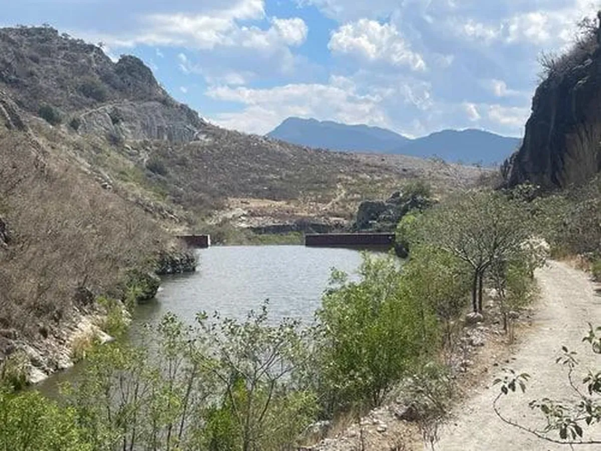 Autoridades acordonan presa en Tepeitic tras hallazgo de un hombre con manos atadas y golpes visibles.