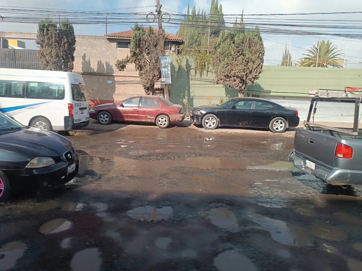 “Obras, no carnaval”: estalla indignación en límites de Santiago y Tulancingo por abandono vial y sanitario