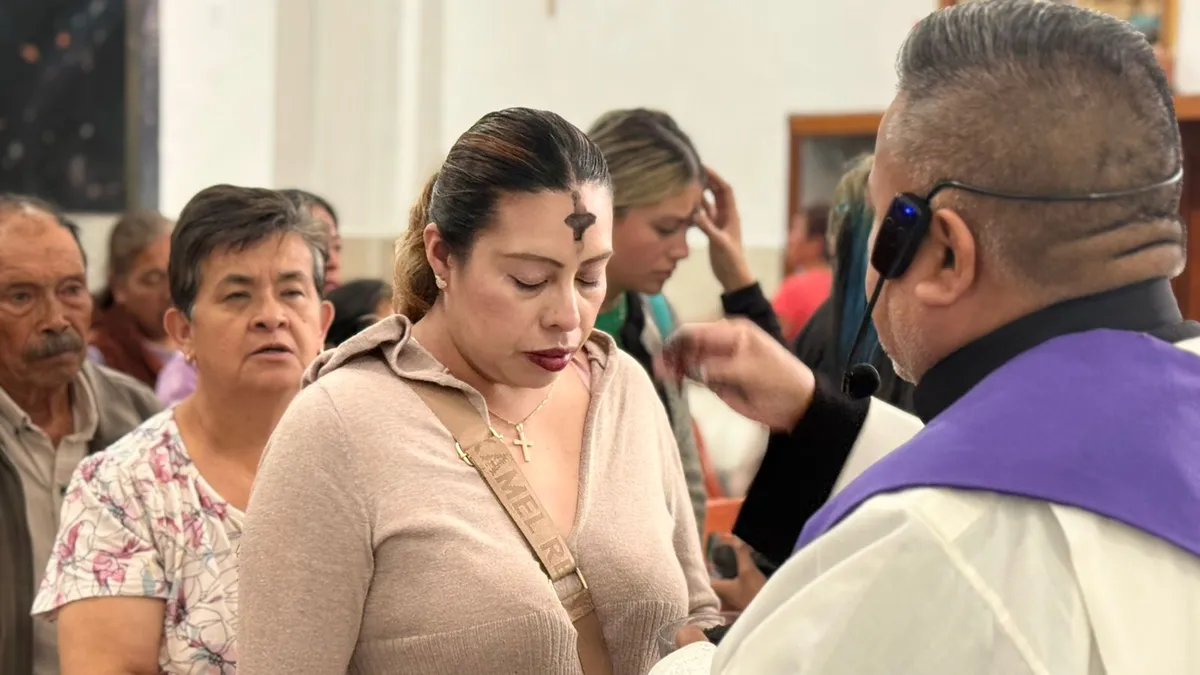 Feligreses reciben la imposición de ceniza