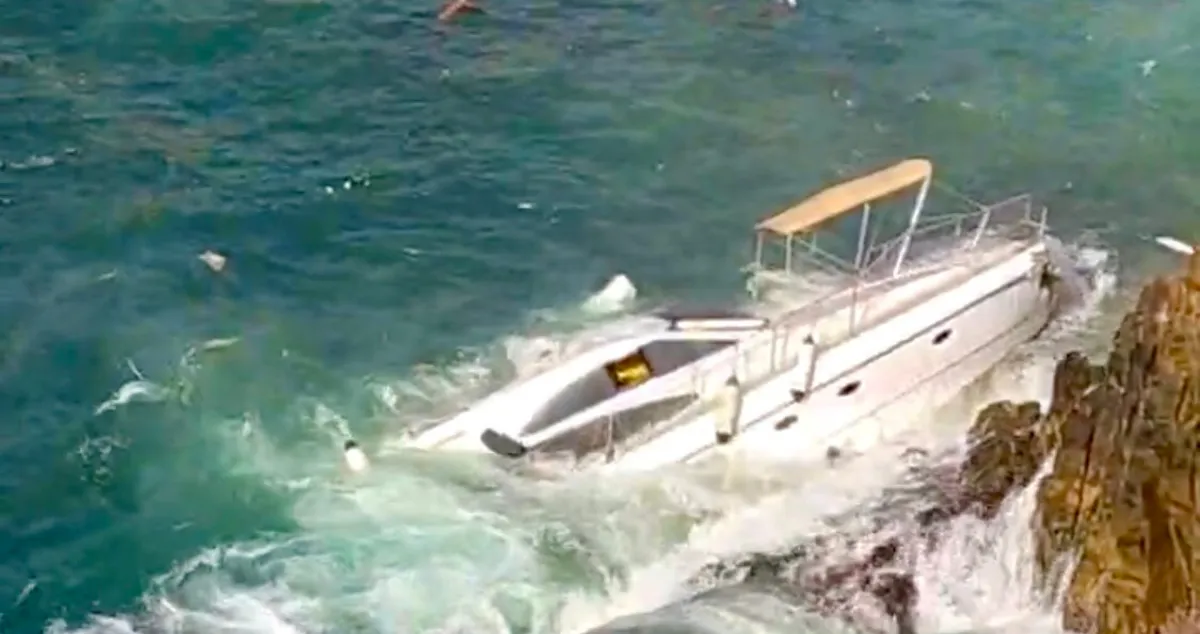 [VIDEO] Yate de lujo choca y se hunde tras chocar en La Quebrada de Acapulco