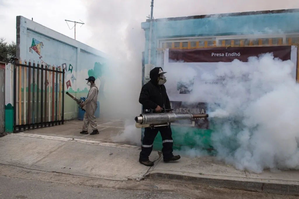 ¿Moscos en las escuelas? Conagua fumiga más de 40 planteles en Hidalgo antes del regreso a clases