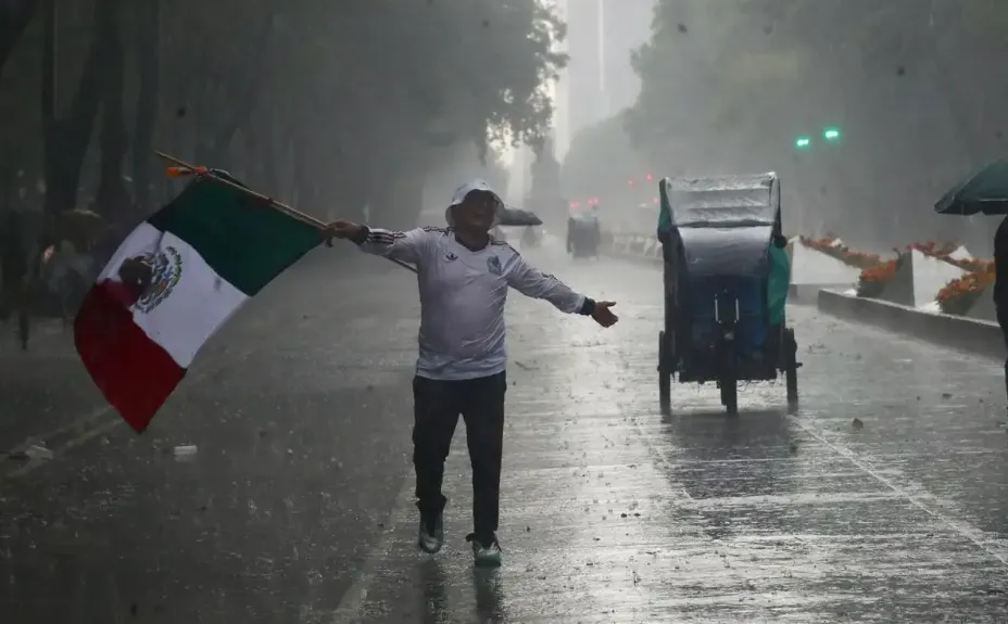 Con lluvia incluida, aficionados celebran al Tricolor tras el debut del Mundial 2026
