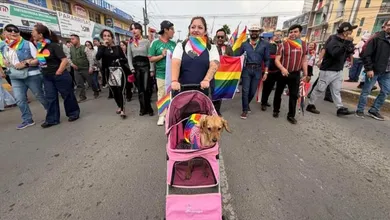 Participantes recorren las calles de Tizayuca durante la Marcha por los Derechos de la Comunidad LGBTQ+.