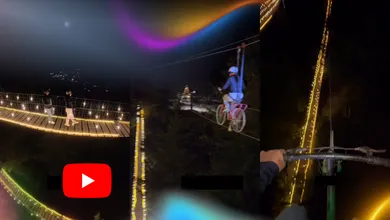 Turistas disfrutan la Bicitirolesa en Hidalgo durante un recorrido nocturno sobre puentes iluminados en Mineral del Chico.