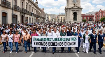 Trabajadores del IMSS durante movilización en Pachuca