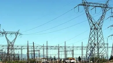 La CFE informó que hasta el cierre de las 6:00 horas de este miércoles se encuentran sin suministro sólo 89 mil 183 usuarios en los estados de Chihuahua y Tamaulipas, que representan 0.21% del total en los estados afectados por los apagones. Foto Marco Peláez / Archivo