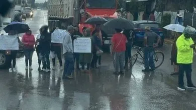 Familiares de dos detenidos en Tlaxcoapan bloquean la carretera Atitalaquia-Apaxco, esxigen explicaciones sobre su detención