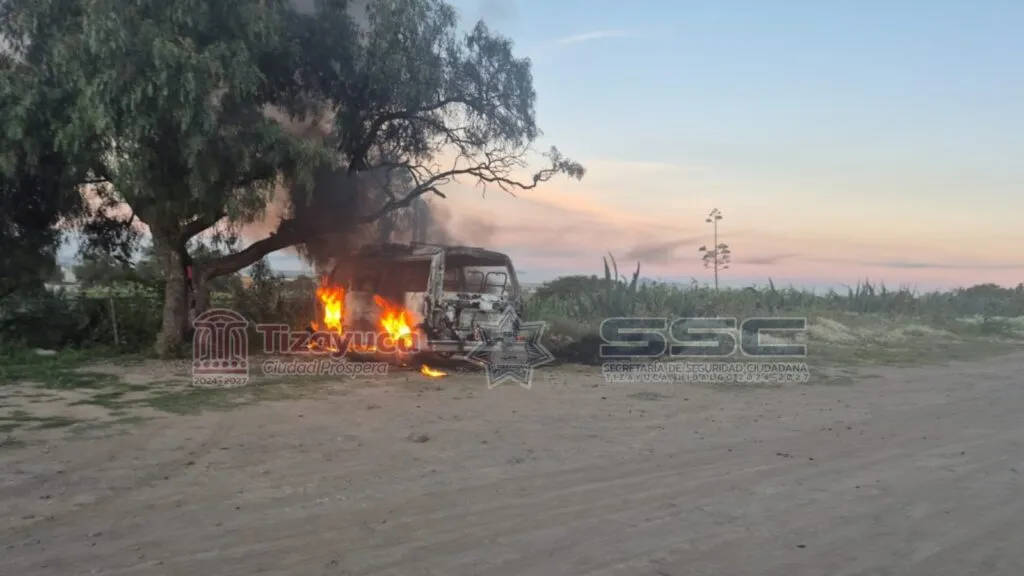 Camioneta utilizada por un anexo se incendia en Tizayuca