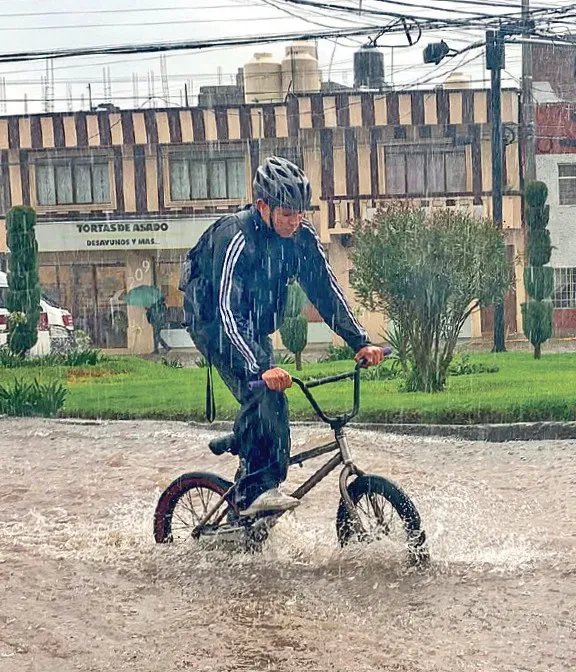 Julio llega con lluvias y anegaciones