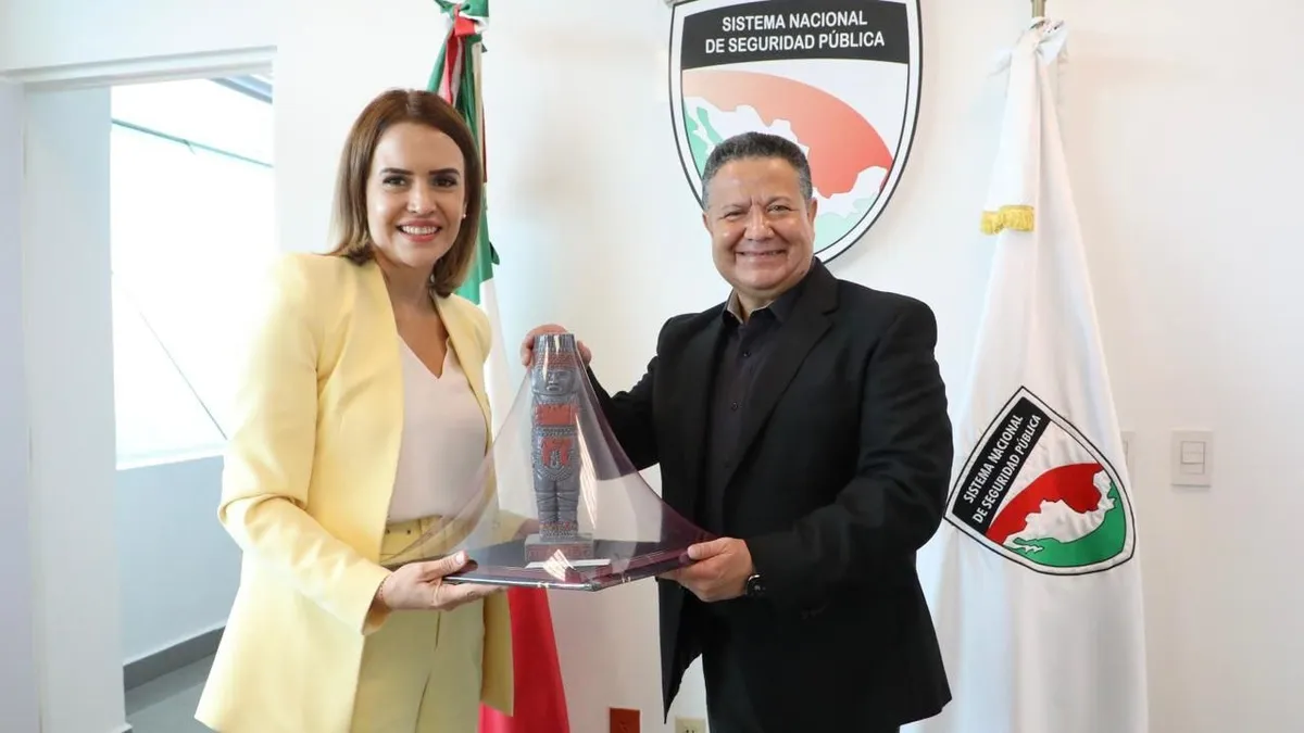 Julio Menchaca se reúne con Clara Luz Flores para tratar temas de seguridad