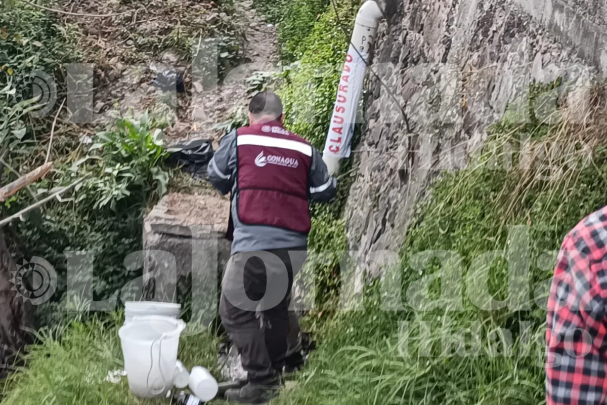 Personal de Semarnat y Profepa coloca sellos de clausura en drenaje de Tepeji.