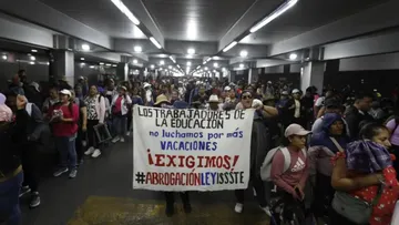 Educadores disidentes exigen diálogo real con Sheinbaum y cercan las terminales del aeropuerto capitalino.