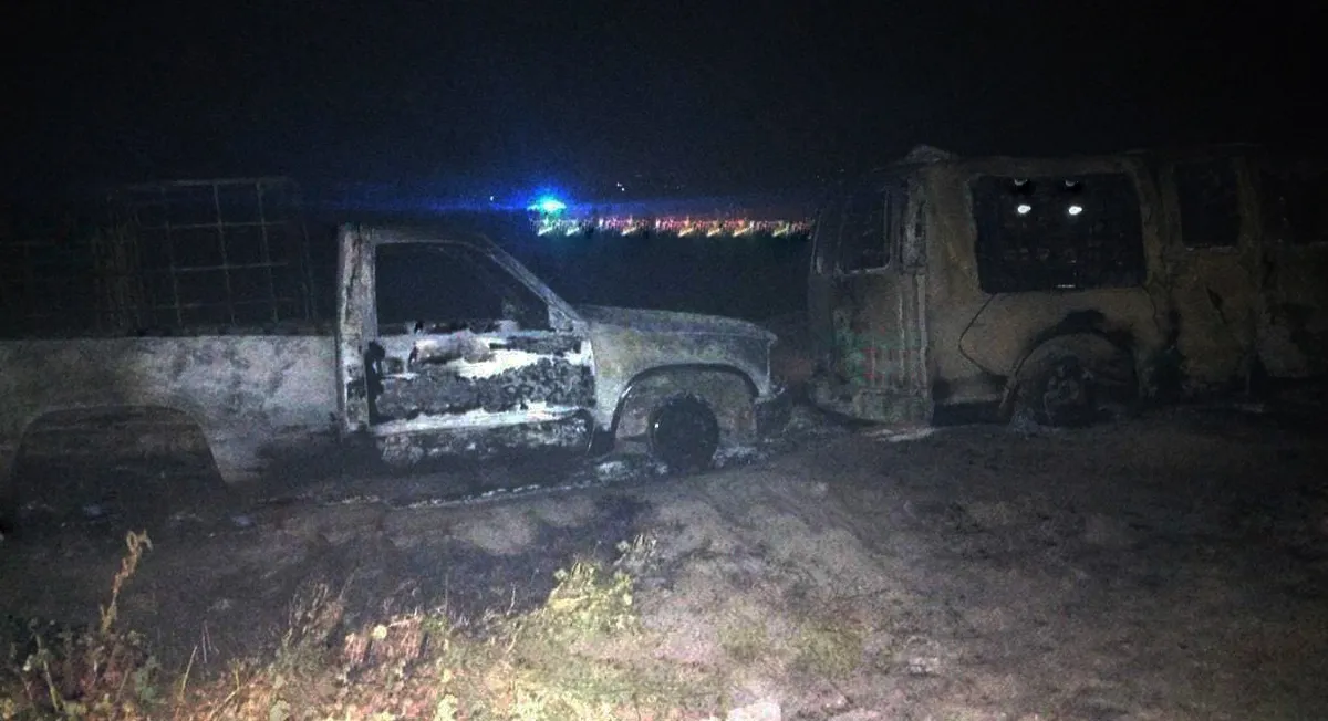Se calcinan dos camionetas de huachicol en Ajacuba
