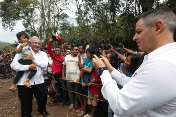 No están solos, dice AMLO a damnificados por Agatha en Mazunte