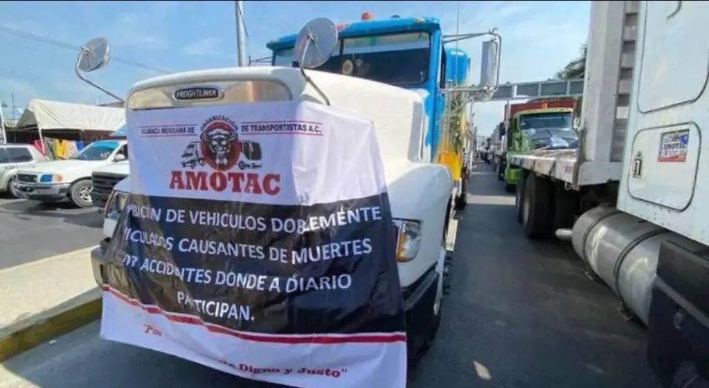 Transportistas toman la México-Pachuca y generan reducción de carriles