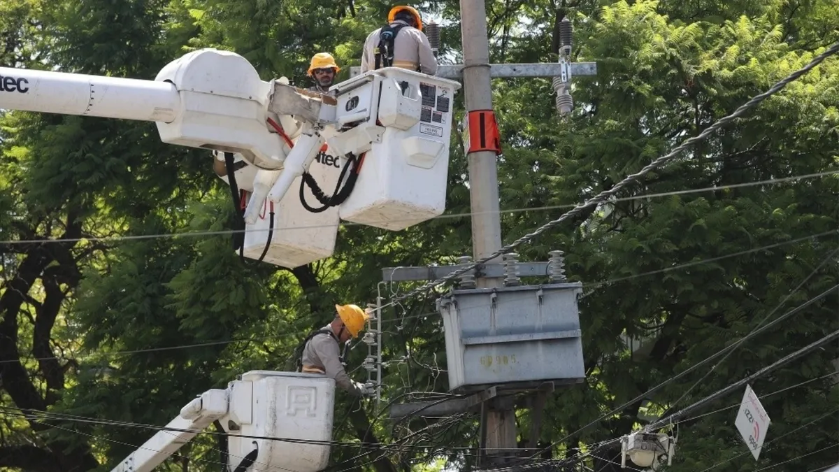 Personal de CFE trabaja en la rehabilitación eléctrica en Hidalgo