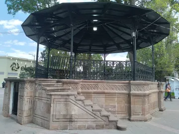 Tulancingo restringe acceso al kiosco de La Floresta