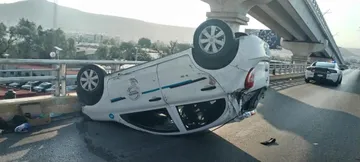 Vehículo termina volcado en bulevar Colosio