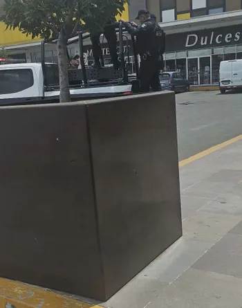 Detienen a dos sujetos por intentar robar vehículo en Plaza Comercial de Tizayuca