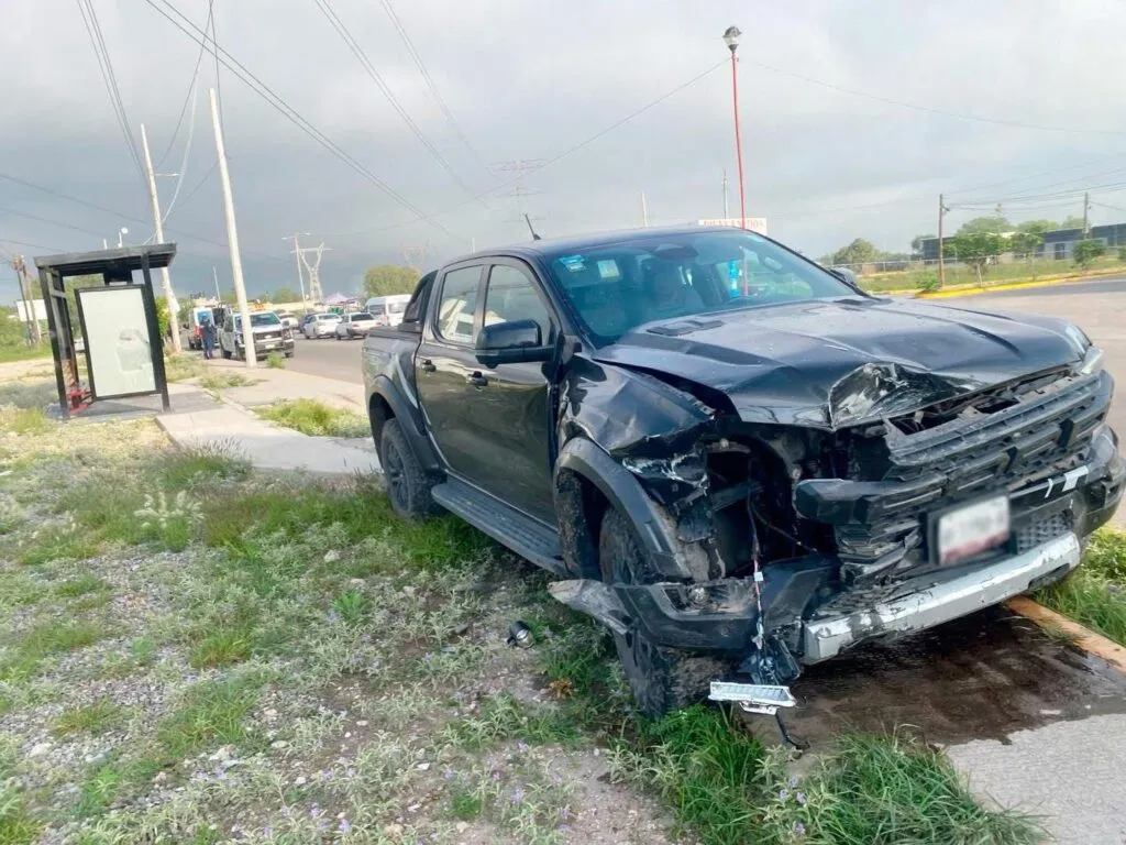 Fuerte choque entre auto y camioneta moviliza cuerpos de emergencia en Atitalaquia