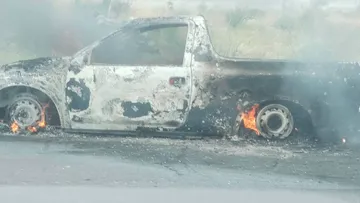 Camioneta envuelta en llamas sobre la carretera Pachuca-Ciudad Sahagún, en Zempoala.
