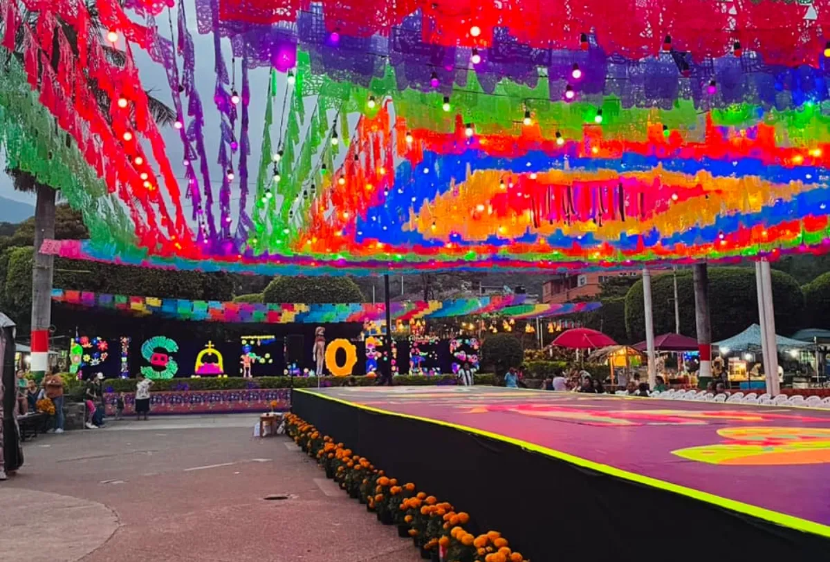 Fachada del ayuntamiento de Pisaflores en Hidalgo tras anuncio de cancelación del Xantolo.