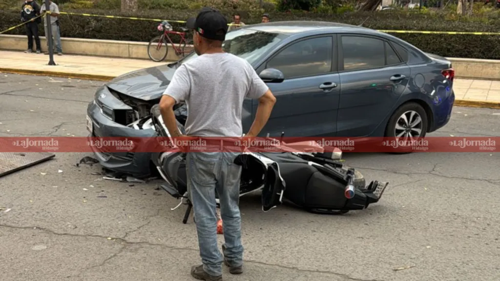 Patrulla y automóvil chocan frente a presidencia municipal de Tizayuca; oficial resulta lesionado