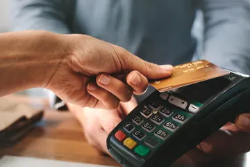Persona realizando un pago con tarjeta en un comercio de Hidalgo.