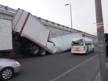 Tráiler con la caja colapsada sobre la carretera libre México-Pachuca.
