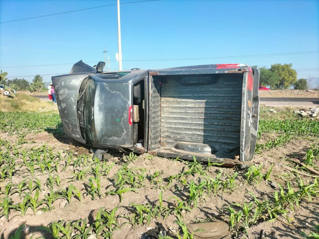 ¡Impactante! Volcadura deja hombre lesionado y daños materiales