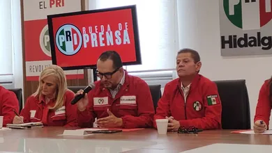 Marco Mendoza durante conferencia de prensa del PRI Hidalgo.