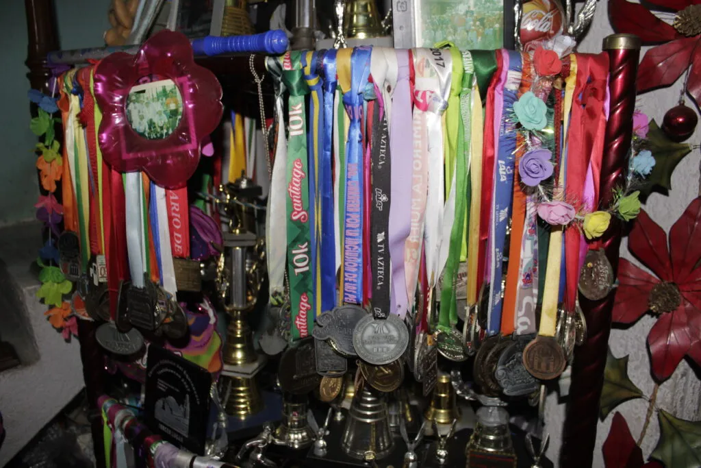 “Yo entrenaré hasta que el cuerpo aguante”: atleta Reyna a sus casi 80 años