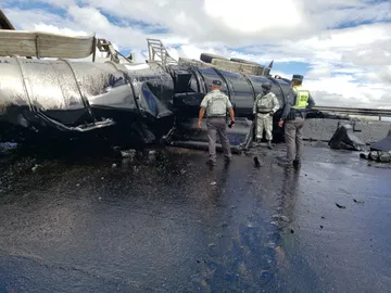 Pipa cargada con diésel explota en la carretera México–Puebla