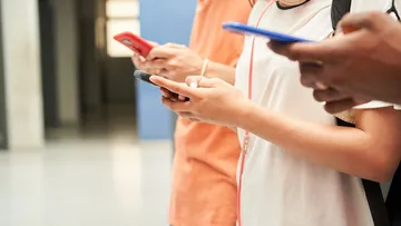 Estudiantes con celulares en escuela