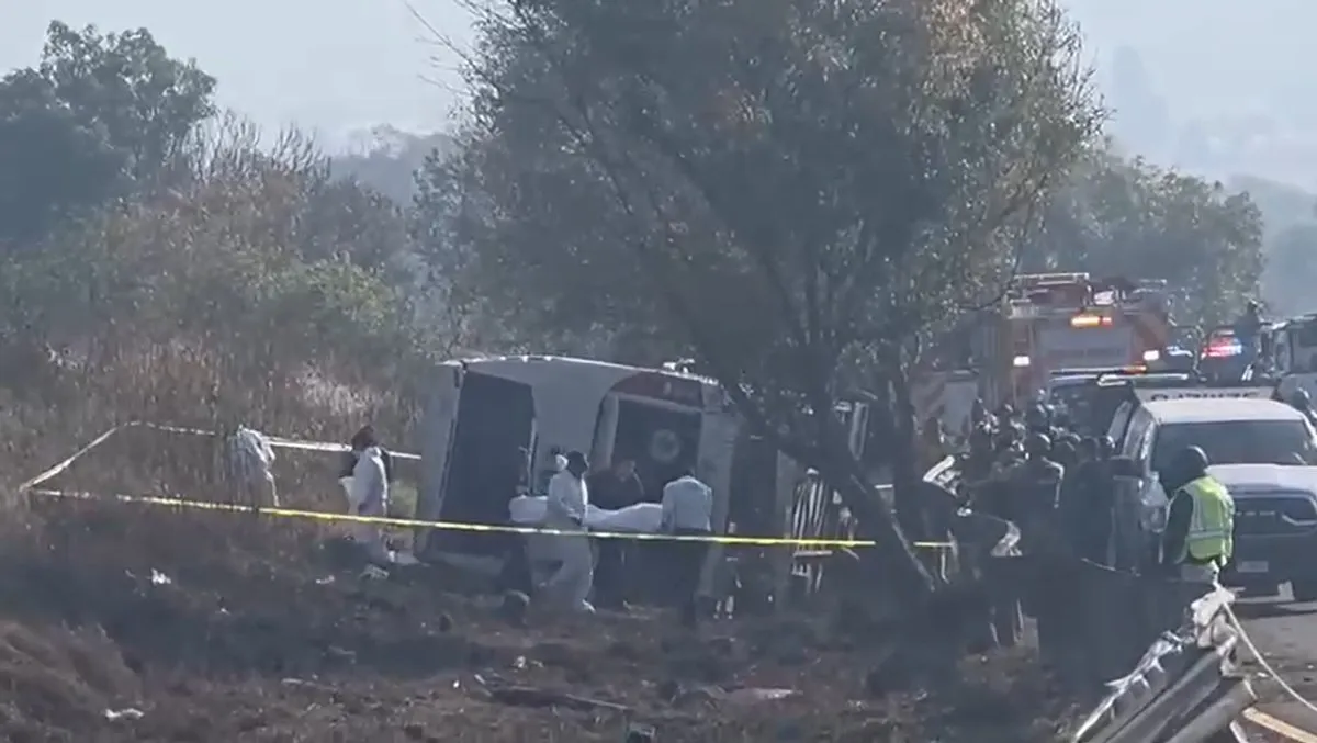 Accidente de autobús de turismo en la carretera Morelia-Pátzacuaro deja 10 muertos